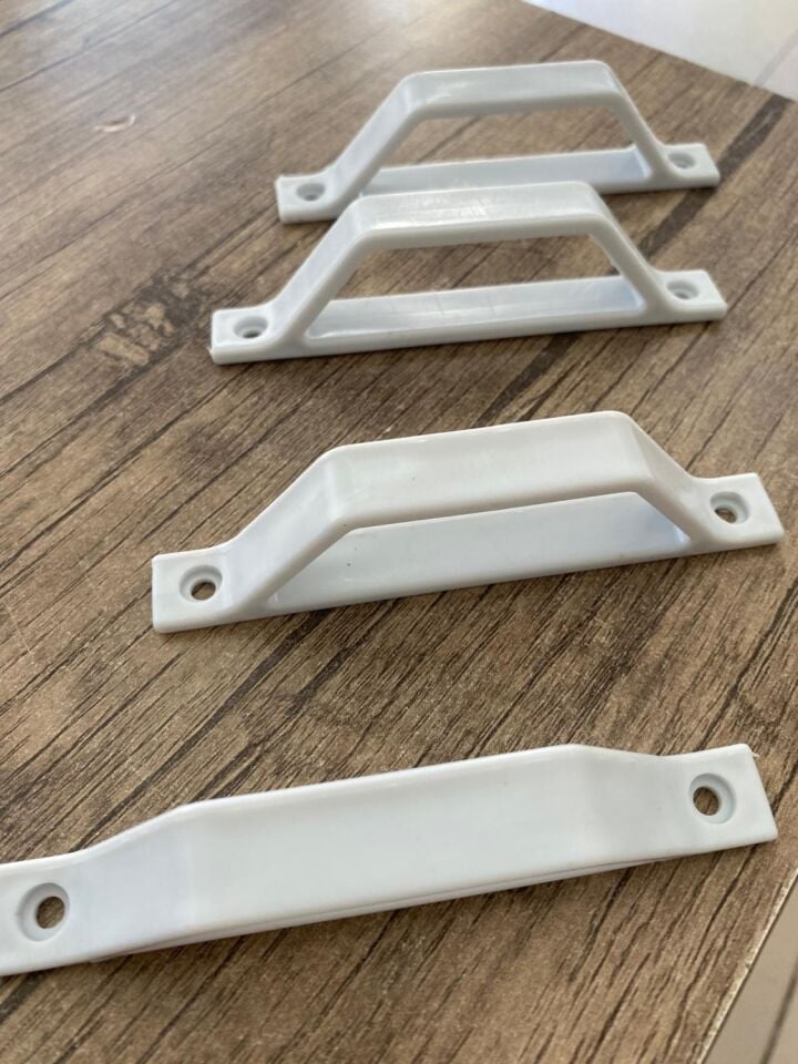 Sineklik  D Tipi Tutamak Pvc Plastik  Beyaz Renk TUTAMAK  4 Adet  VİDA 8 ADET