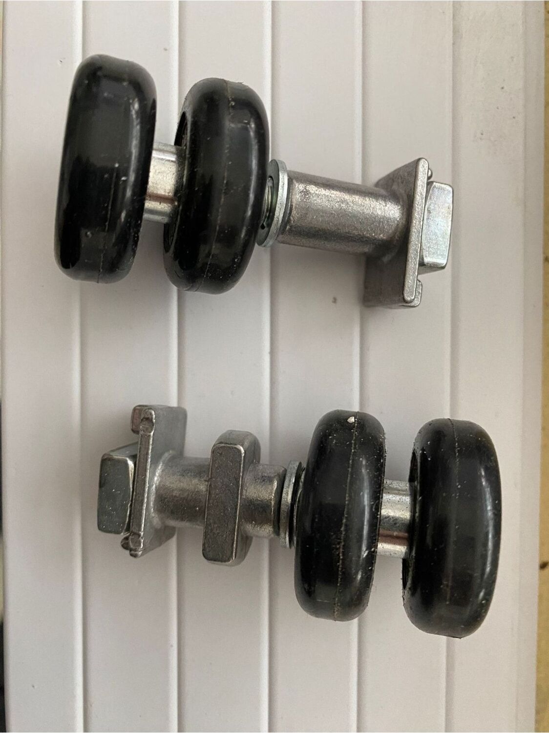 Şeffaf Cam Balkon Tekeri Çiftli, Dayanıklı ve Şık Tasarım ile Mükemmel Uyum