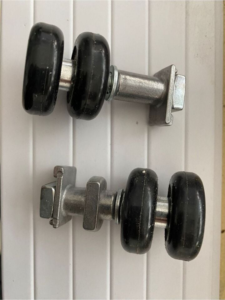 Şeffaf Cam Balkon Tekeri Çiftli, Dayanıklı ve Şık Tasarım ile Mükemmel Uyum