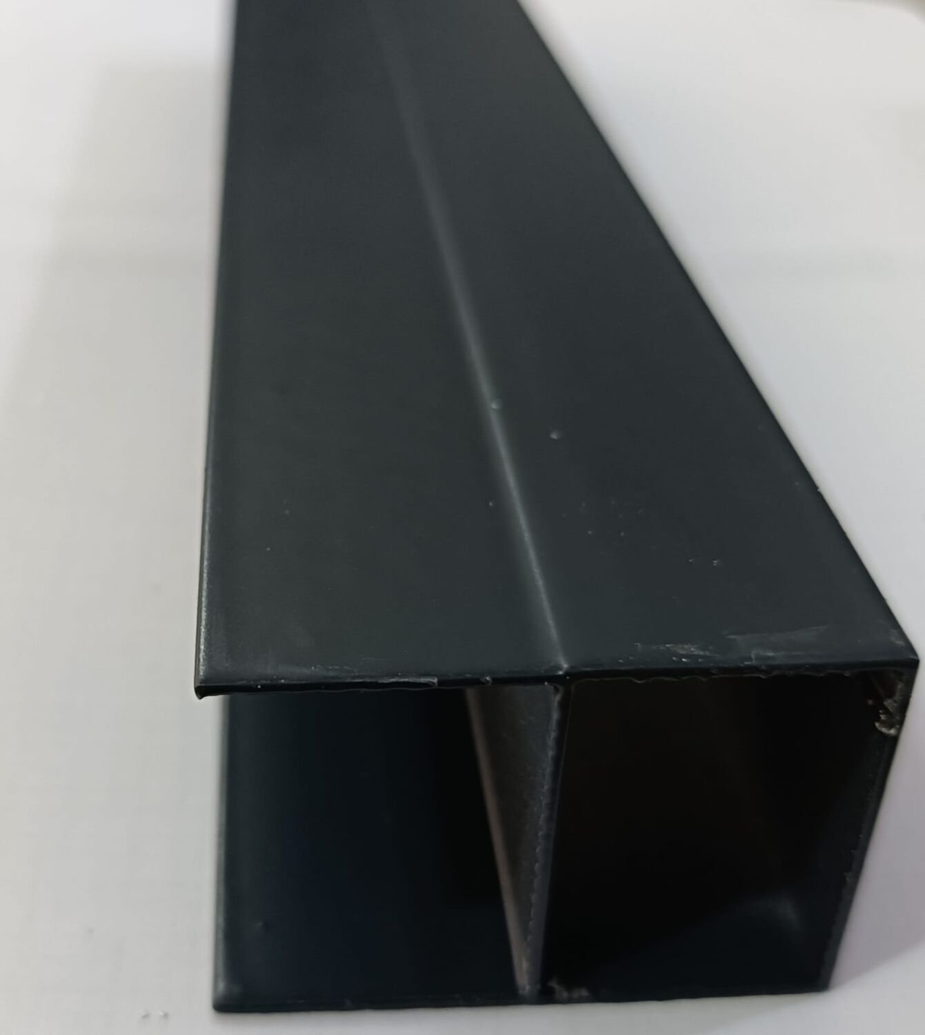 28 mm Plise Sineklik Kasa Profili 2 Metre (Paket İçinde 3 Adet)